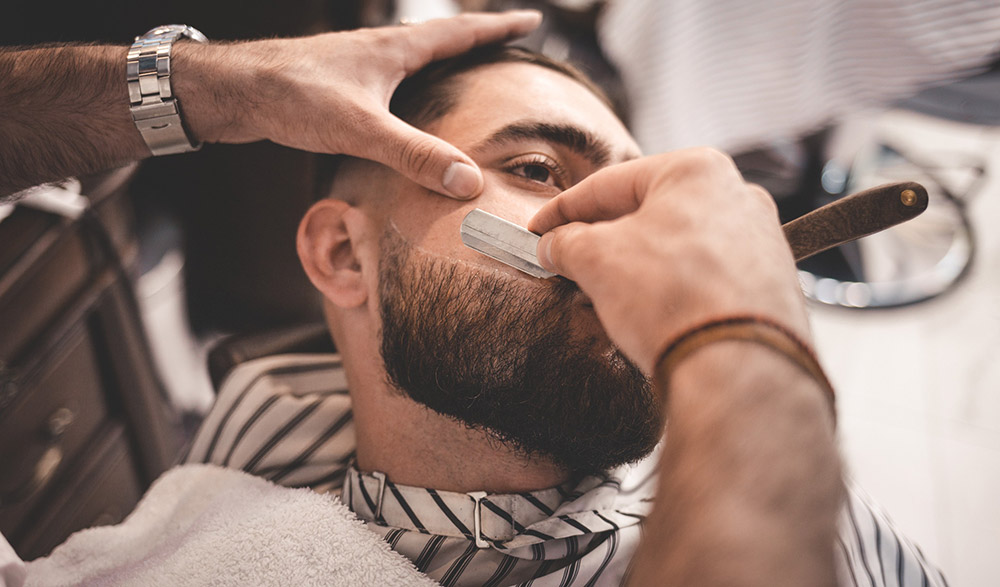 Hombre en barbería