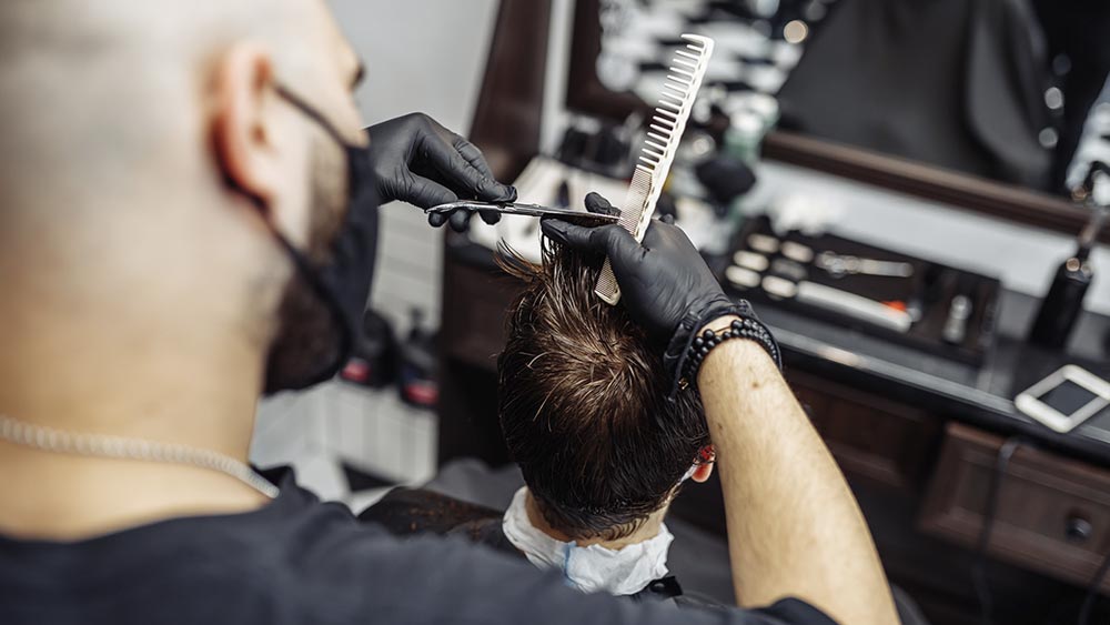 Barbero realizando corte