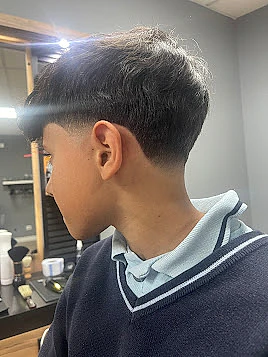 Barbería Meloumari niño con corte moderno