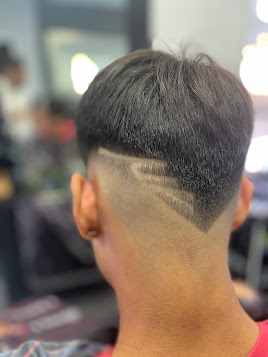 Barbería Meloumari chico con corte a la moda